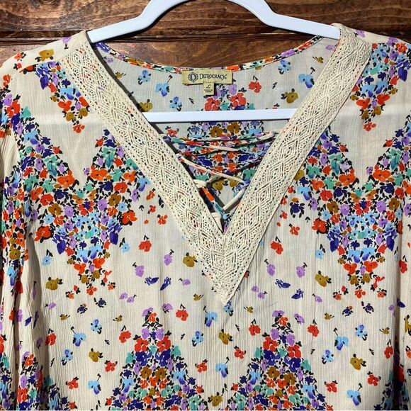 Democracy Boho Floral Crisscross V-Neck Embroidered Lace Neck Blouse Women's L - Picture 3 of 15
